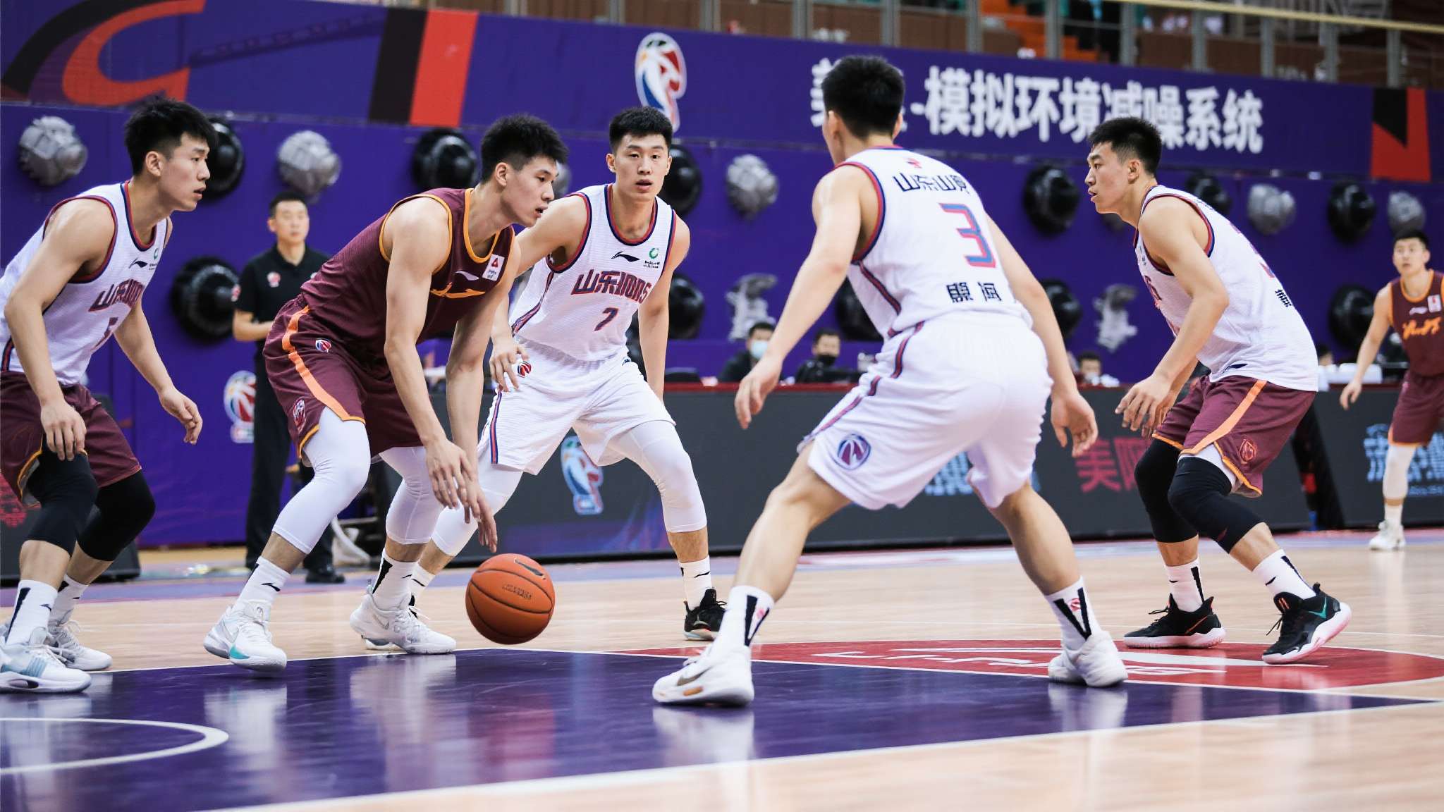 首先，提高抗干扰与协作默契必不可少。从美职篮球训练营启用“模拟环境减噪系统”等经